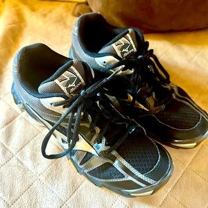 Mizuno Wave Bolt 6 Woman’s Cross-Training Tennis Shoes